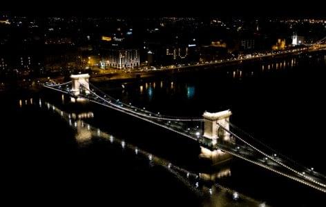 Budapest üres szállodák kivilágított ablakain keresztül üzen a világ nagyvárosainak