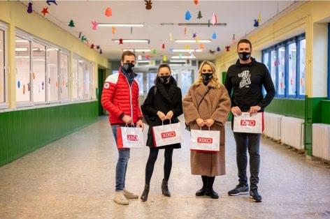 The residents of children’s homes receive a donation of almost 100 million forints from XIXO
