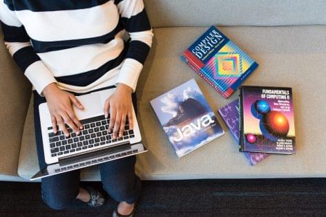 Rohamosan növekvő bérek az IT munkaerőpiacon, idén még nagyobb volt a kereslet az informatikusok iránt