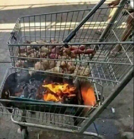 Grillsütő a hipermarket mellett – A nap képe