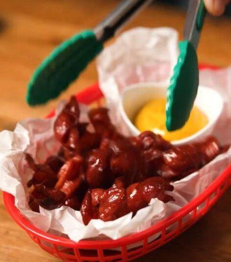 Crunchy snack made from two or three hot dogs – Video of the day